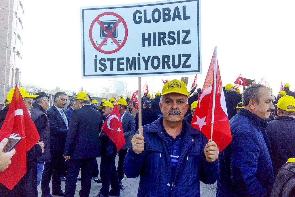 Taxistas protestam contra a liberação do aplicativo Uber, em Istambul, capital da Turquia - 12/03/2018