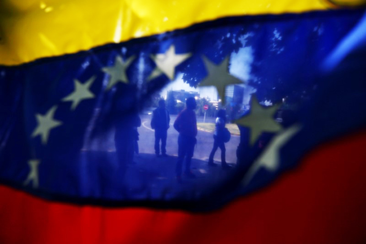 Bandeira da Venezuela é vista em protesto na capital do Chile, Santiago - 23/01/2018
