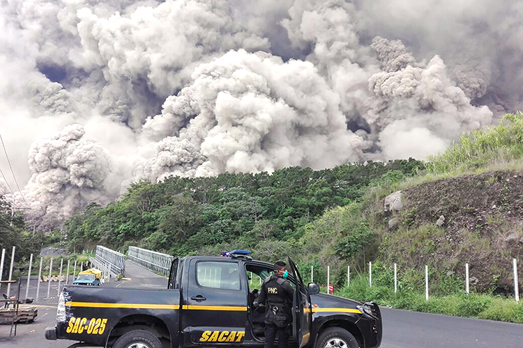 Polícia Nacional da Guatemala realiza operação nos arredores do Vulcão de Fogo - 03/06/2018