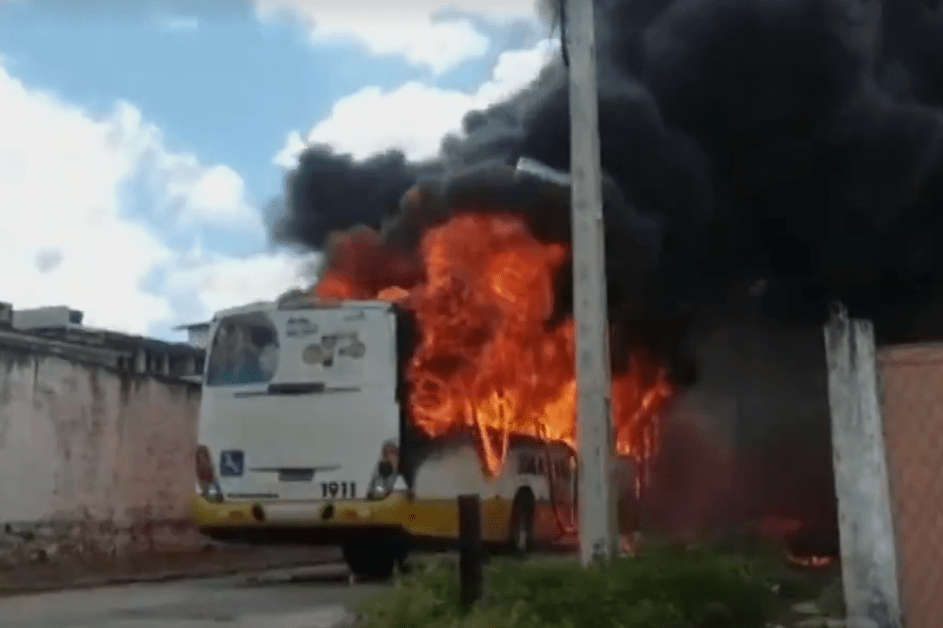 Ônibus é incendiado em Natal (RN)
