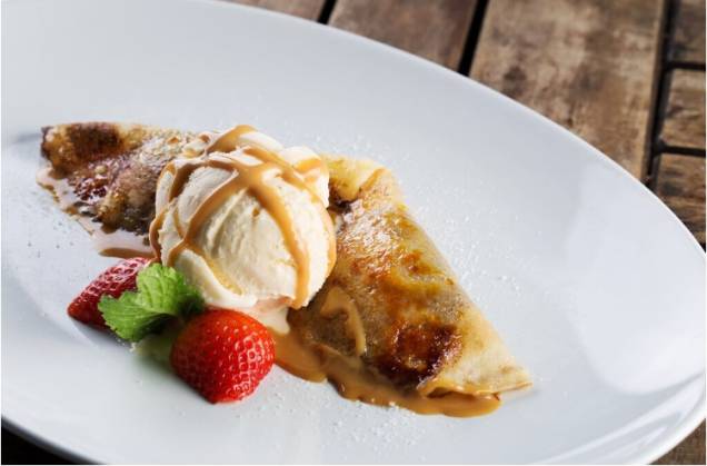 Pétit panqueca de doce de leite argentino na sobremesa Pétit panqueca de doce de leite argentino na sobremesa