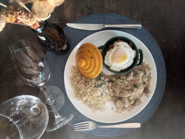 Picadinho DuoO acompanhado de arroz integral, ovo poché e farofa de banana na etapa principal Picadinho DuoO acompanhado de arroz integral, ovo poché e farofa de banana na etapa principal