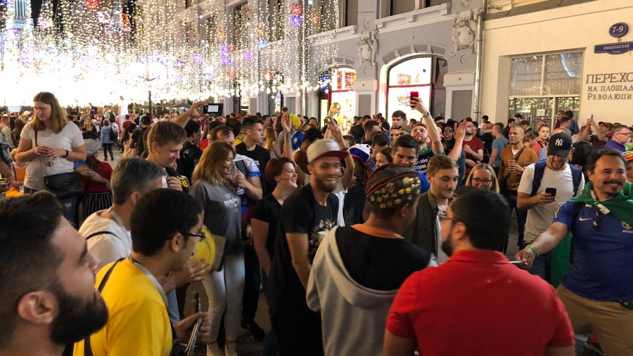 Torcedores na Praça Vermelha, em Moscou, segunda-feira, dia 25 de junho, mais de meia-noite