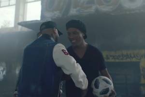 Ronaldinho Gaúcho faz aparição em clipe