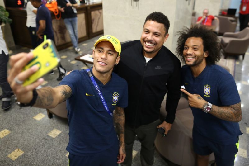 Neymar e Marcelo não resistiram a uma selfie com Ronaldo, em Rostov