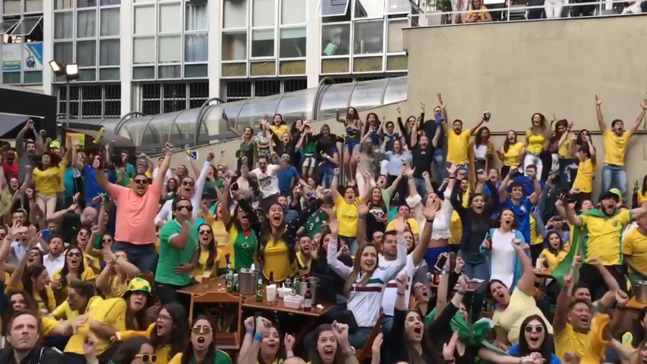 Torcedores brasileiros acompanham a partida entre Brasil versus Sérvia na Arena Renaissance, em São Paulo