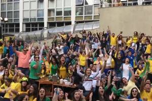 Torcedores brasileiros acompanham a partida entre Brasil versus Sérvia na Arena Renaissance, em São Paulo