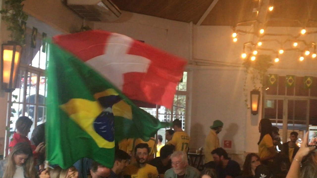 Brasileiros e suíços torcem juntos no Cazu Gastrobar, localizado na Vila Madalena, em São Paulo