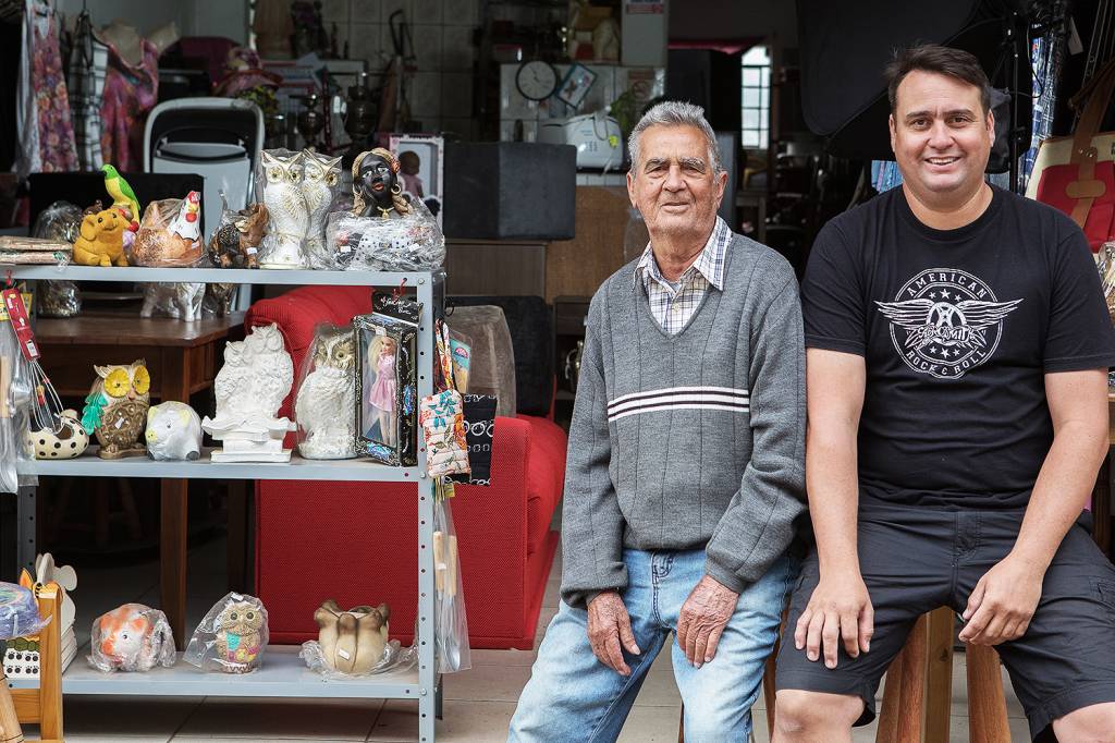 Os comerciantes Benedicto Gimenez e Benilson Gimenez, pai e filho, na frente de sua loja de Tuiuti (SP) - 08/06/2018