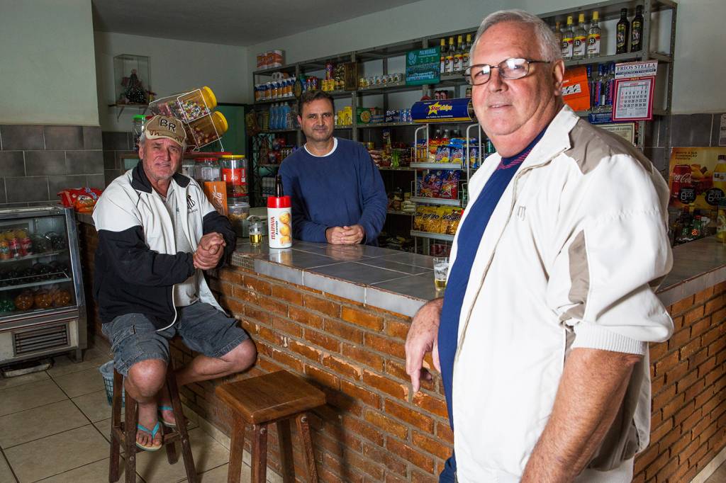 Sebastião Rodrigues Pasqual, Paulo Pavan e Carlos Alberto Litaldi conversam em bar na cidade de Tuiuti (SP) - 08/06/2018