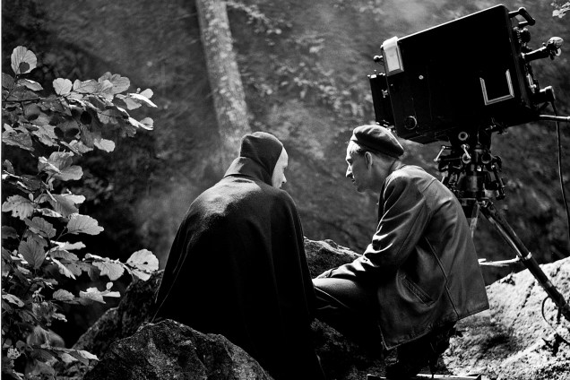 O cineasta sueco Ingmar Bergmann auxilia ator Bengt Ekerot durante o filme 'O Sétimo Selo'