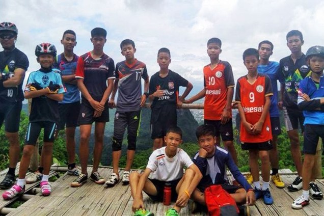 Adolescentes da Tailândia presos em caverna são encontrados vivos