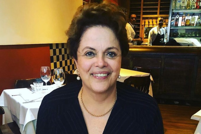 Dilma Rousseff recebe recado em prato de restaurante
