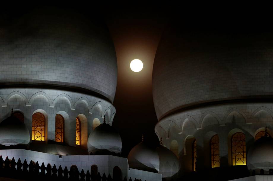 Eclipse lunar é visto na Mesquita do Sheikh Zayed, em Abu Dhabi, localizada nos Emirados Árabes Unidos - 27/07/2018