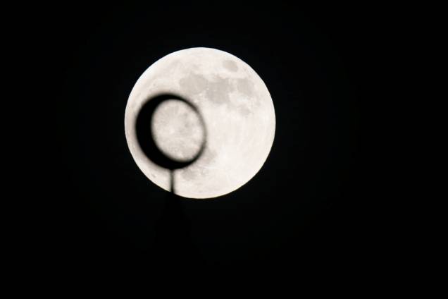Eclipse lunar é visto na Mesquita do Sheikh Zayed, em Abu Dhabi, localizada nos Emirados Árabes Unidos - 27/07/2018 Eclipse lunar é visto na Mesquita do Sheikh Zayed, em Abu Dhabi, localizada nos Emirados Árabes Unidos - 27/07/2018