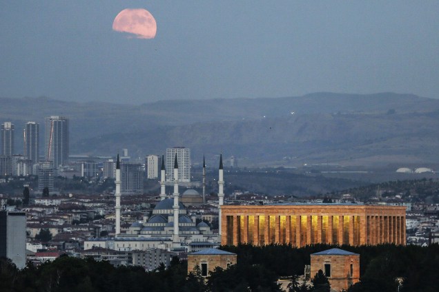 O fenômeno Lua de Sangue é visto em Ancara, na Turquia - 27/07/2018