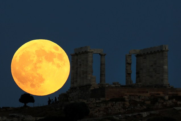 Eclipse lunar é vista atrás do Templo de Poseidon, em Atenas, Grécia - 27/07/2018