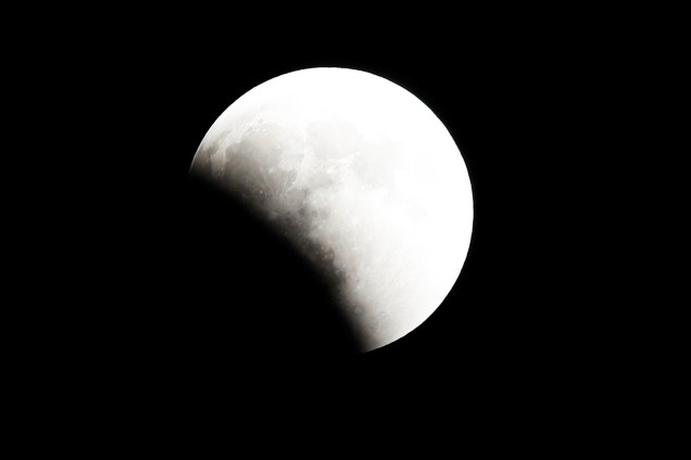 Eclipse lunar é visto sobre o céu de Cairo, capital do Egito - 27/07/2018