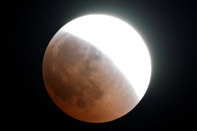 Eclipse lunar é visto sobre o céu de Cairo, capital do Egito - 27/07/2018 Eclipse lunar é visto sobre o céu de Cairo, capital do Egito - 27/07/2018