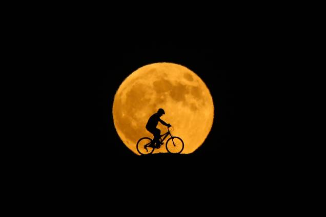 Silhueta de ciclista é vista durante o fenômeno "Lua de Sangue", em Van, na Turquia - 27/07/2018 Silhueta de ciclista é vista durante o fenômeno "Lua de Sangue", em Van, na Turquia - 27/07/2018