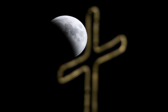 Eclipse lunar é vista sobre o céu de Jerusalém - 27/07/2018