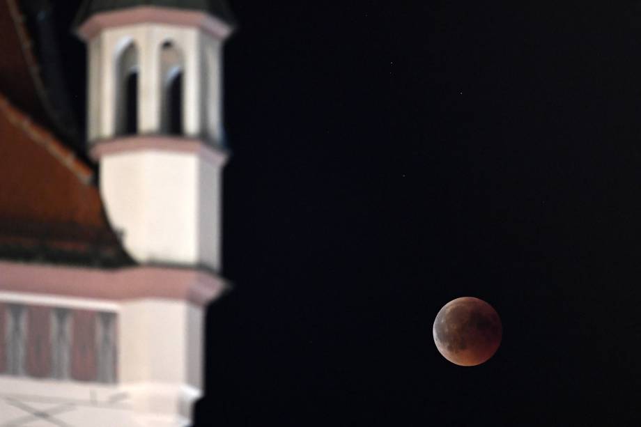 Lua de Sangue é vista sobre o céu de Munique, na Alemanha - 27/07/2018