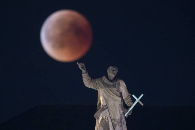 Lua de Sangue é vista durante o eclipse sobre a estátua de Mattielli, na igreja Hofkirche em Dresden, na Alemanha - 27/07/2018 Lua de Sangue é vista durante o eclipse sobre a estátua de Mattielli, na igreja Hofkirche em Dresden, na Alemanha - 27/07/2018