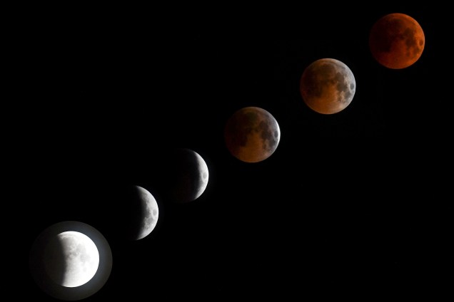 A combinação de seis fotos mostra um eclipse completo da lua de sangue vista na cidade de Bisqueque, no Quirguistão - 27/07/2018