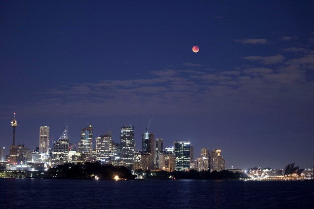 Lua de sangue é vista durante o eclipse total sobre a cidade de Sydney, capital da Austrália - 27/07/2018