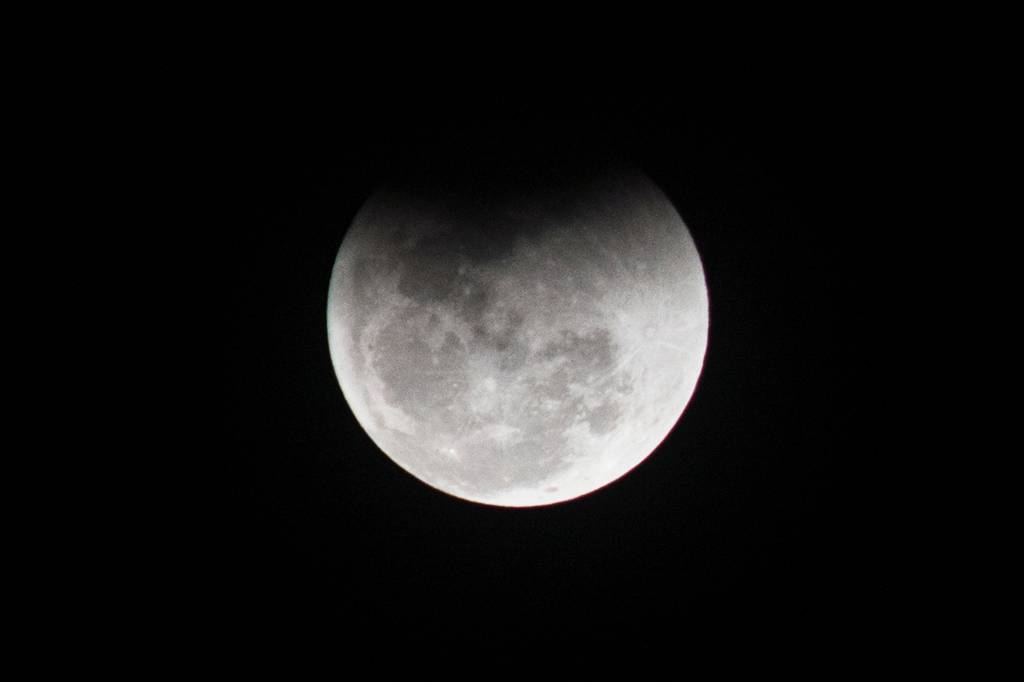 Eclipse lunar &eacute; visto sobre o c&eacute;u do Morumbi, bairro localizado na zona sul de S&atilde;o Paulo (SP) - 27/07/2018