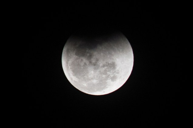 Eclipse lunar é visto sobre o céu do Morumbi, bairro localizado na zona sul de São Paulo (SP) - 27/07/2018