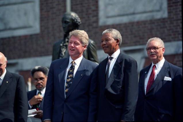 Nelson Mandela com Bill Clinton antes de ser eleito Presidente da África do Sul nos Estados Unidos