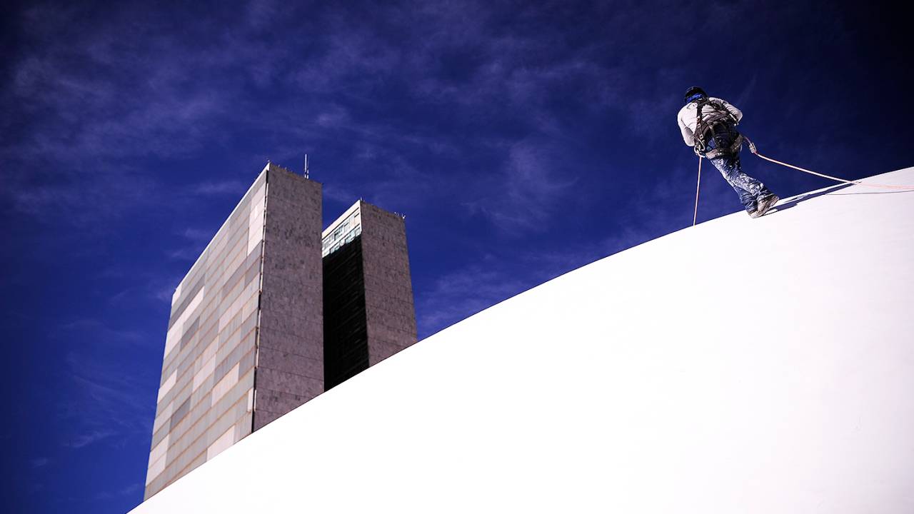 Funcionários pintam cúpula do Congresso Nacional, em Brasília (DF) - 25/07/2018