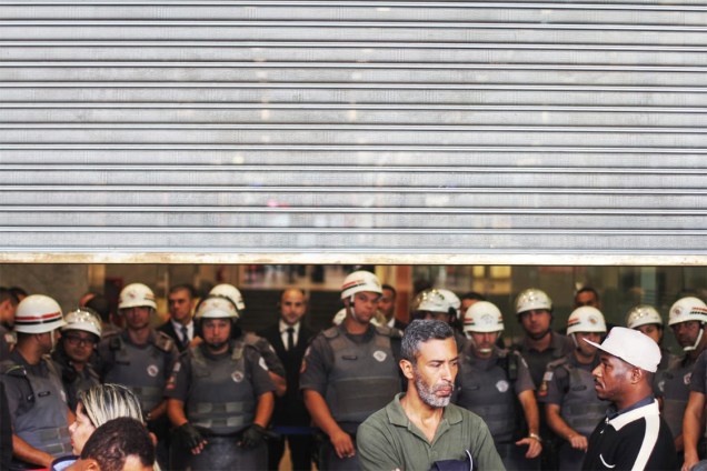 Policiais Militares impedem a entrada do MTST no Center 3, na Avenida Paulista, durante uma ocupação da sede da Caixa, em uma reivindicação por moradia digna - 06/07/2018
