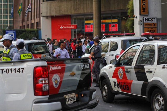 Policiais Militares cercam o <span>Shopping Center 3</span> durante a ocupação por parte do MTST, na sede da Caixa na Avenida Paulista - 06/07/2018