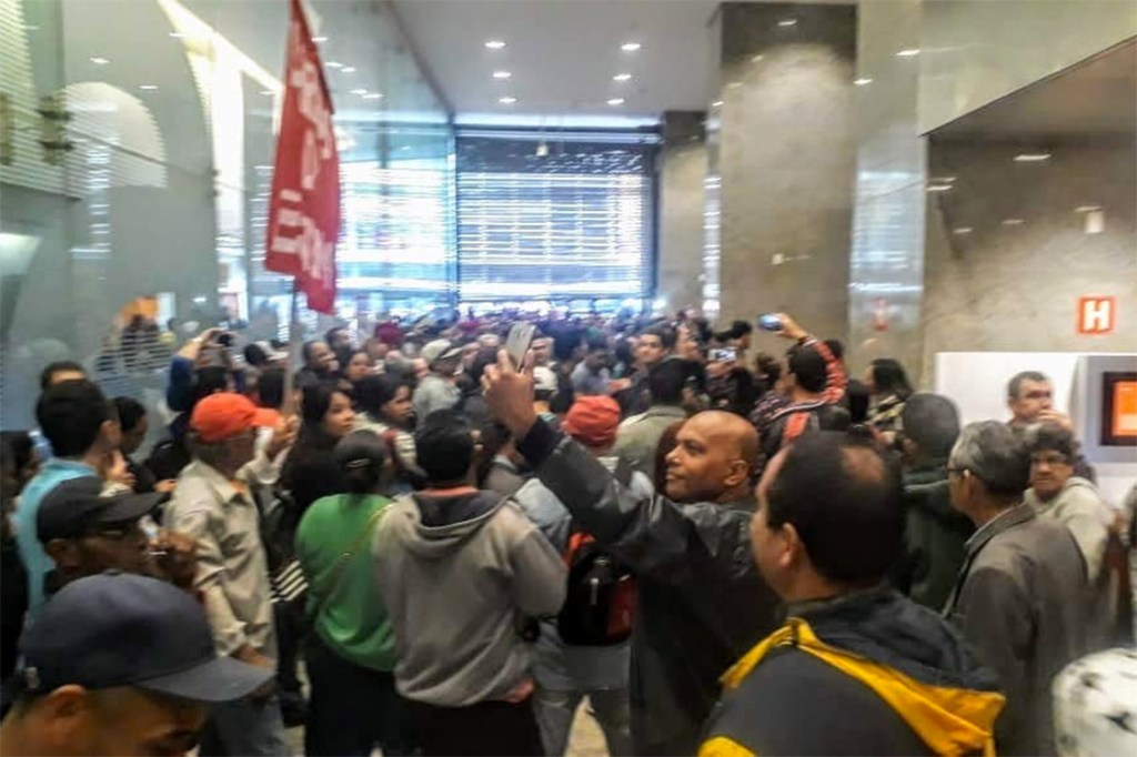 MTST ocupa sede da Caixa na Avenida Paulista