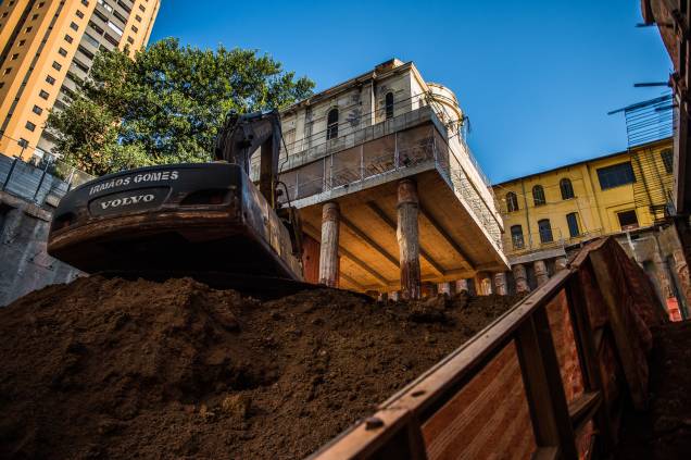 Escavação abaixo da Capela de Santa Luzia, no Hospital Matarazzo, que será transformado no complexo Cidade Matarazzo Escavação abaixo da Capela de Santa Luzia, no Hospital Matarazzo, que será transformado no complexo Cidade Matarazzo
