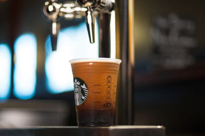 Café com infusão fria de nitrogênio do Starbucks