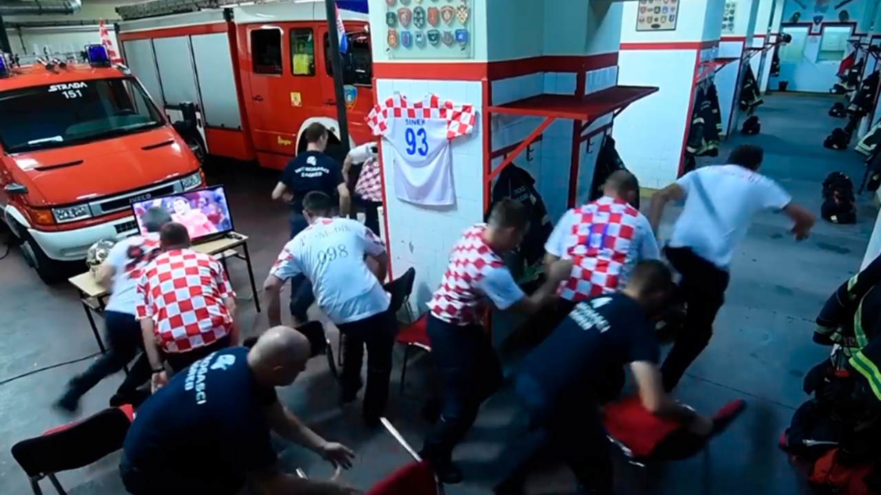 Bombeiros croatas perdem cobrança de pênalti que levou a seleção do país para a semifinal da Copa do Mundo para atender emergência