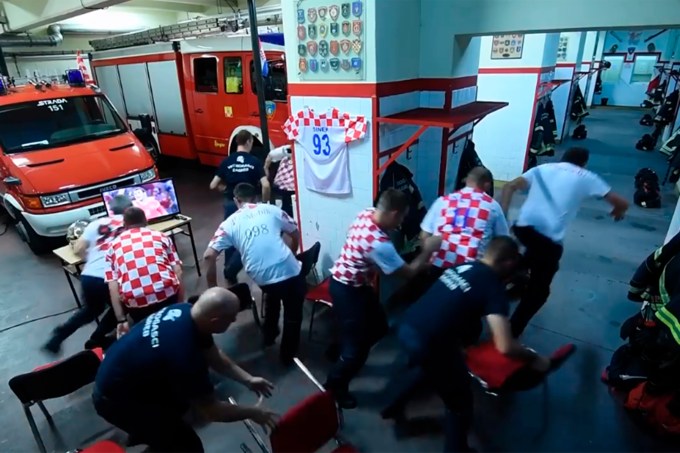 Bombeiros croatas perdem cobrança de pênalti que levou a seleção do país para a semifinal da Copa do Mundo para atender emergência