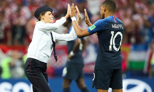 Militante do grupo feminista "Pussy Riot" cumprimenta o atacante francês, Kylian Mbappé, durante a final da Copa do Mundo da Rússia