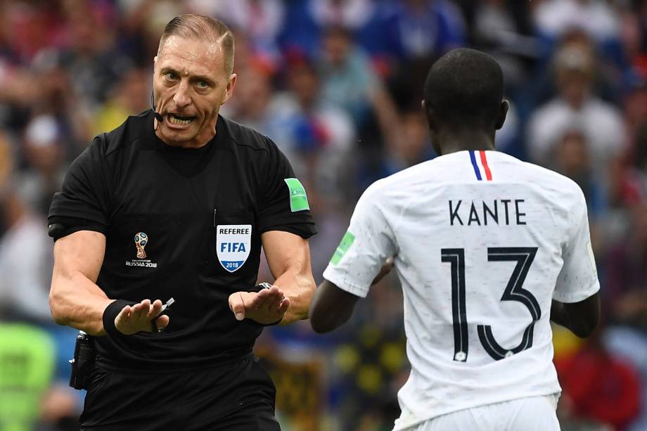 O juiz, Nestor Pitana, chama a atenção de N'Golo Kante, da França, após um lance de falta - 06/07/2018