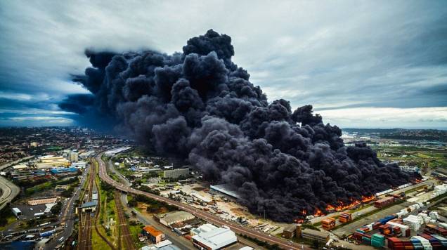 O segundo lugar da categoria "Cidade" ficou o registro da densa fumaça negra durante um incêndio em um armazém, por Byron du Bois O segundo lugar da categoria "Cidade" ficou o registro da densa fumaça negra durante um incêndio em um armazém, por Byron du Bois