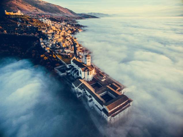 Campeão da categoria "Cidade", Francesco Cattuto ganhou o prêmio com uma fotografia da cidade de Assis, na Itália, sobre as nuvens Campeão da categoria "Cidade", Francesco Cattuto ganhou o prêmio com uma fotografia da cidade de Assis, na Itália, sobre as nuvens