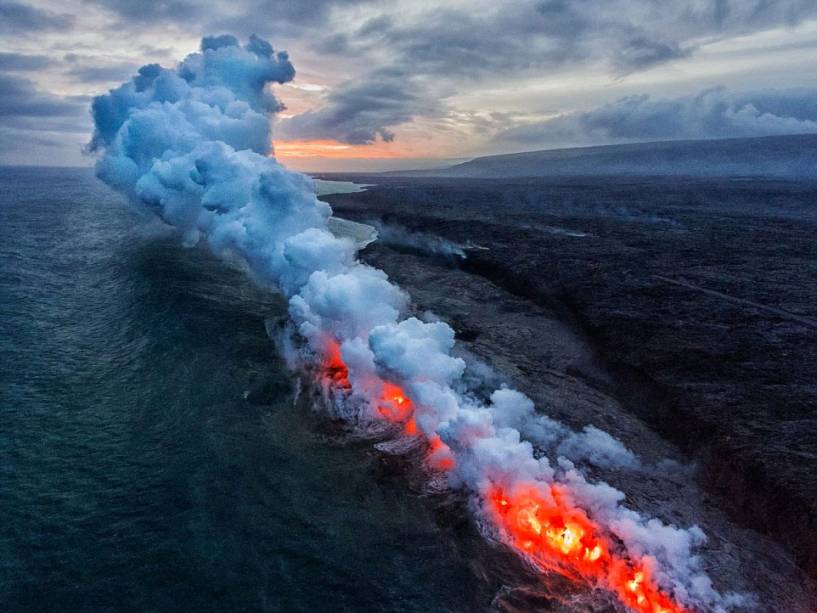 Denominada 'Entrada para o inferno', a foto aérea de Xiaoxiao Liu mostra uma fenda vulcânica que encontra com águas do mar