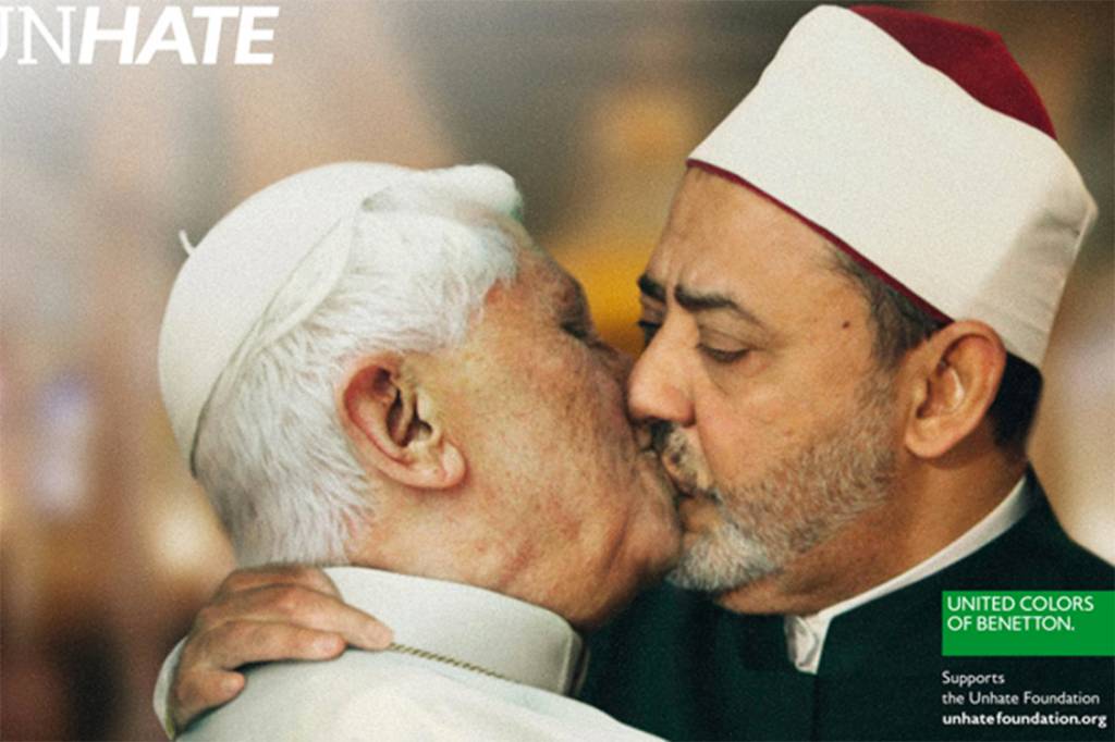 As campanhas mais controversas de Oliviero Toscani para a Benetton Uma das fotomontagens mais polêmicas de seu trabalho onde Papa Bento XVI aparece beijando o Imã do Cairo
