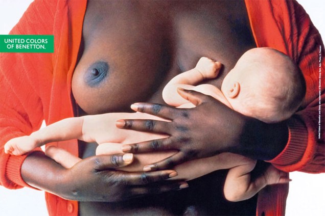 Uma mulher negra amamenta uma criança branca na fotografia publicitária do italiano, Oliviero Toscani