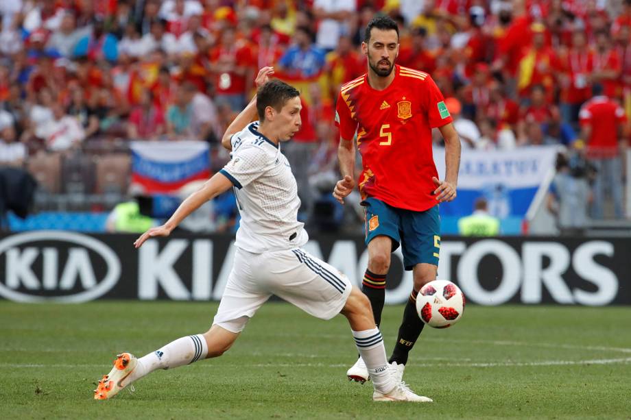 Ilya Kutepov da Rússia durante jogada contra Sergio Busquets da Espanha no Estádio Lujniki - 01/07/2018