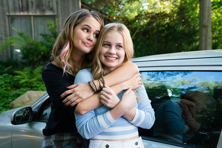 Debby Ryan e Angourie Rice em cena do filme 'Todo Dia'