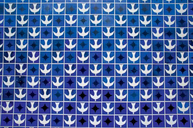 Painel de azulejos de autoria do artista plástico Athos Bulcão Painel de azulejos de autoria do artista plástico Athos Bulcão